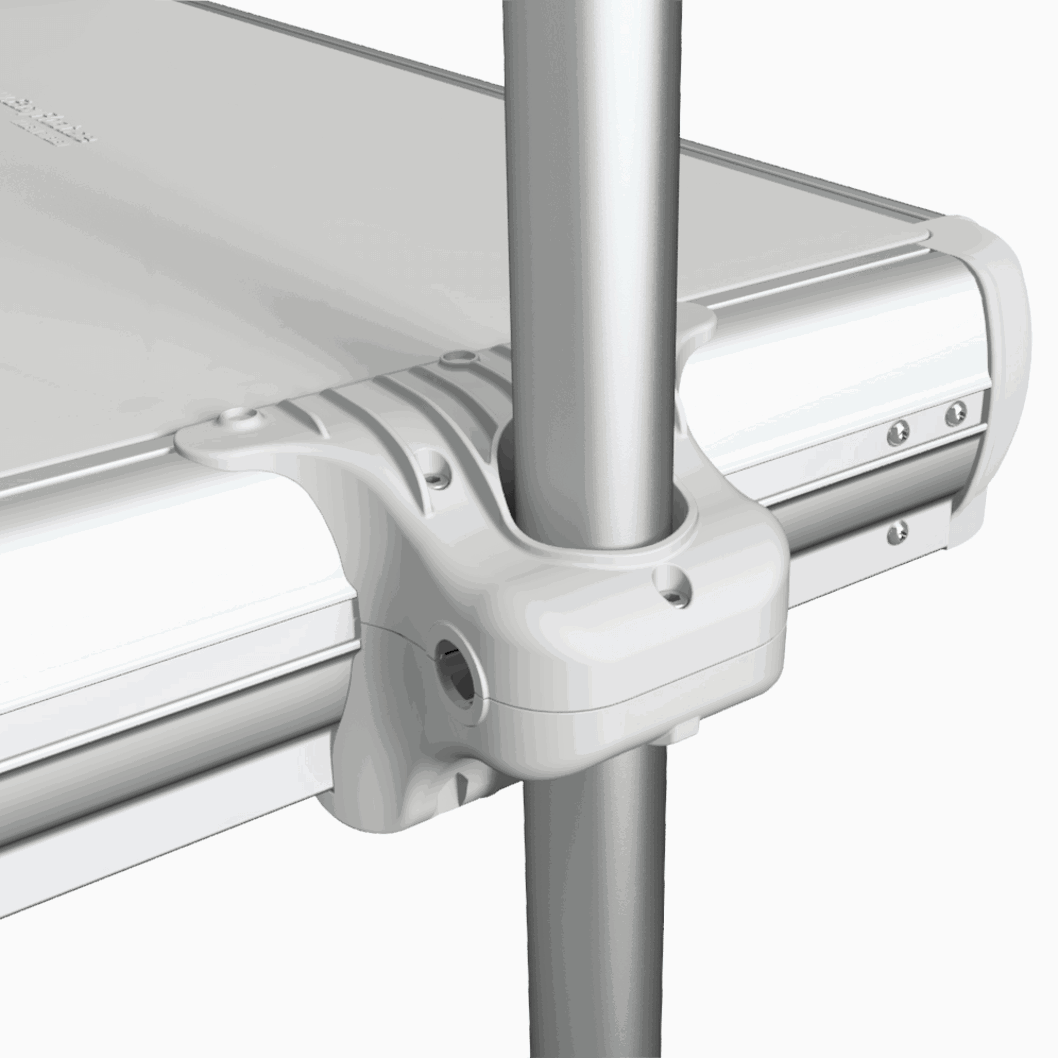 Närbild på EasyFloat stolpfäste som visar fästet mot stolpen