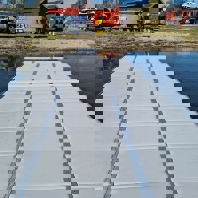 Lång EasyFloat kajakbrygga med bred landgång vid en dansk kajak- eller kanotklubb.