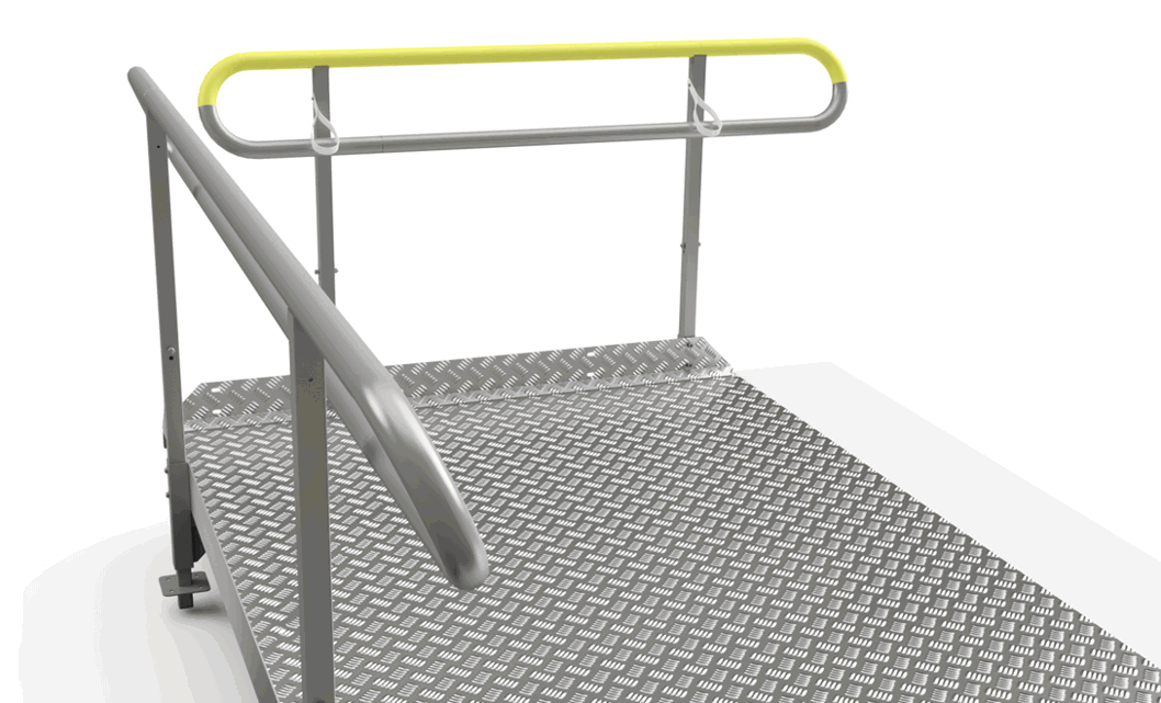 Närbild på EasyTrail-badramp med handledare, kryckhållare och gul markering. Del av Floattechs tillgänglighetslösning för bad.