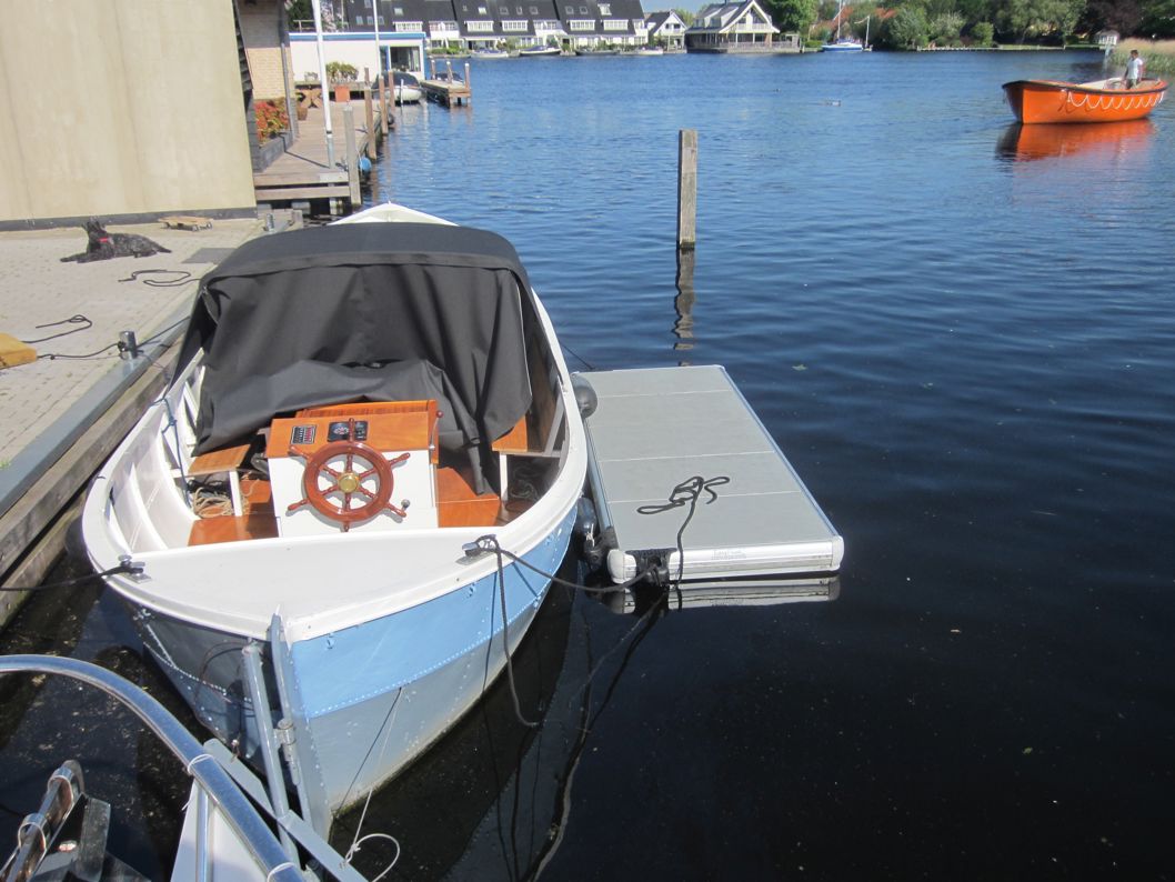 Port de plaisance avec un bateau et un petit ponton EasyFloat 1,2 × 3 m à côté, utilisé pour des travaux d’entretien