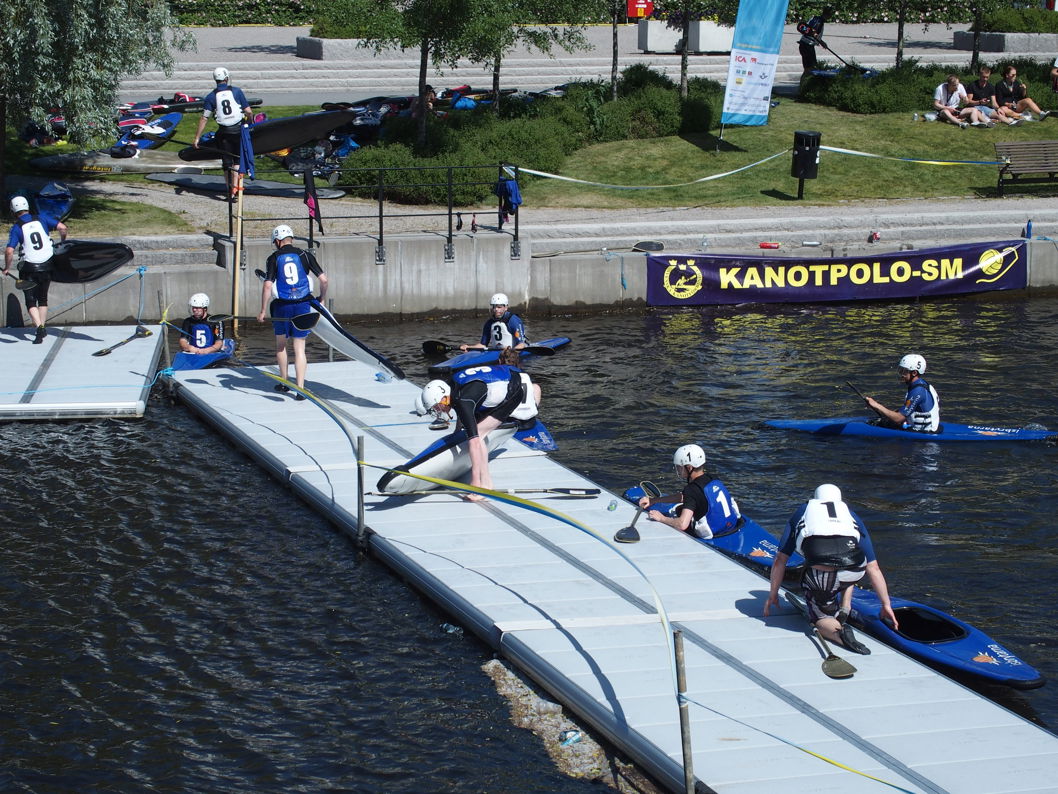 Deltagare i vattnet och på bryggan med kanoter vid EasyFloat kanotpolo-SM