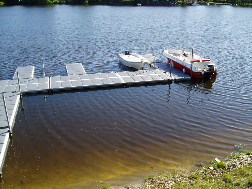 Petits bateaux amarrés à un grand ponton flottant EasyFloat
