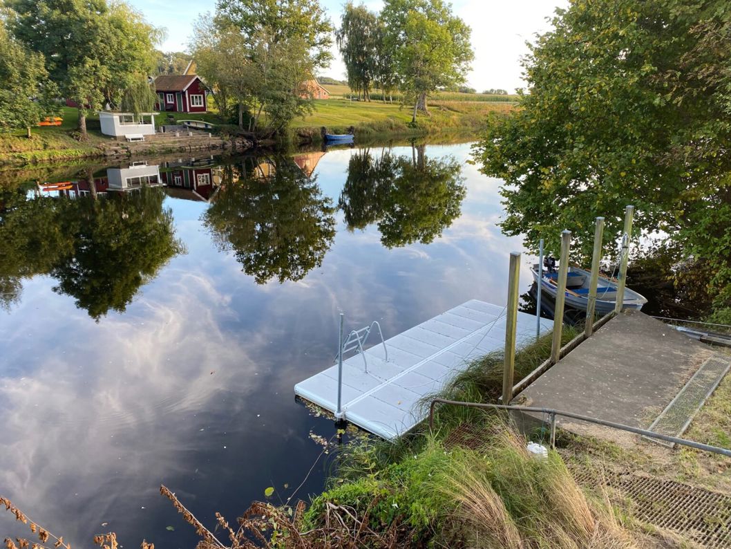 Ponton de baignade à Halland avec échelle pour un accès plus facile à l’eau depuis le bord