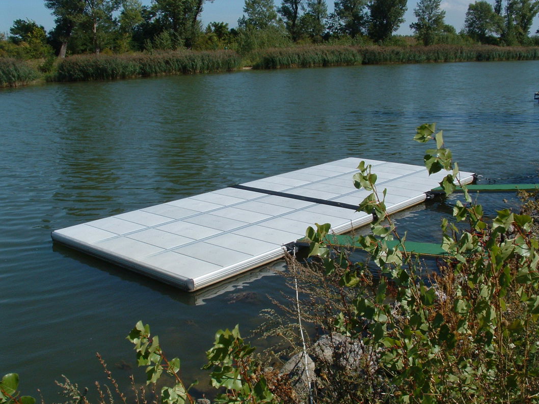 EasyFloat flytbrygga vid en flod eller å för kanoter