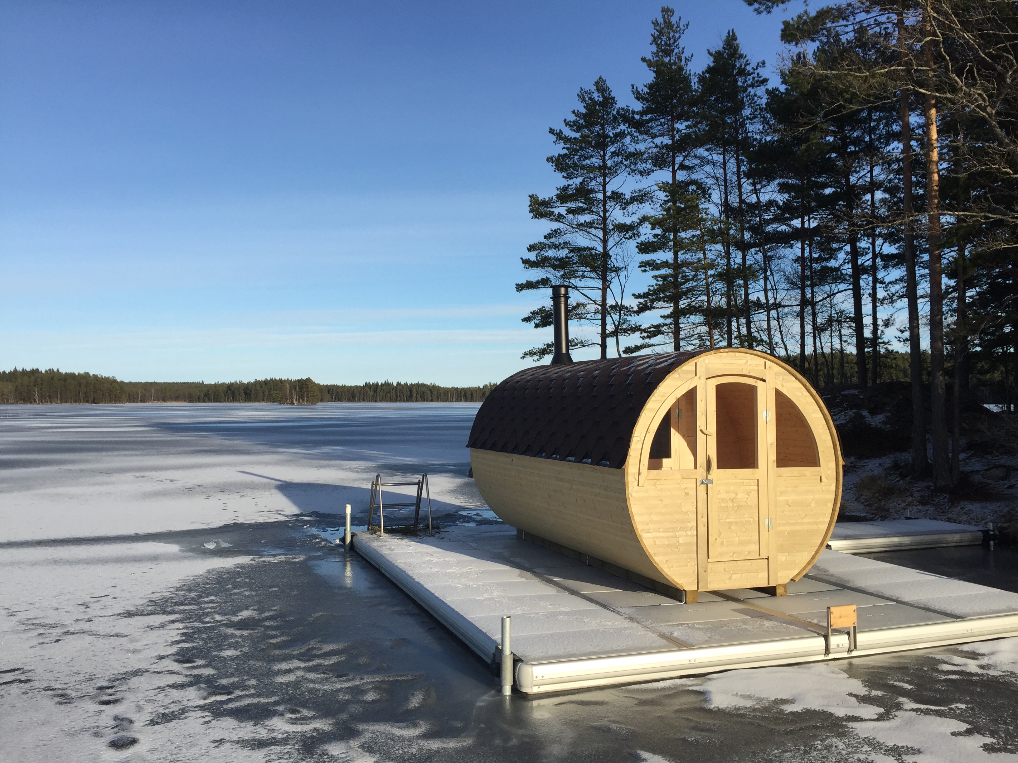 EasyFloat bastuflotte med rund bastu, badstege och motorfäste på flytande bastuplattform