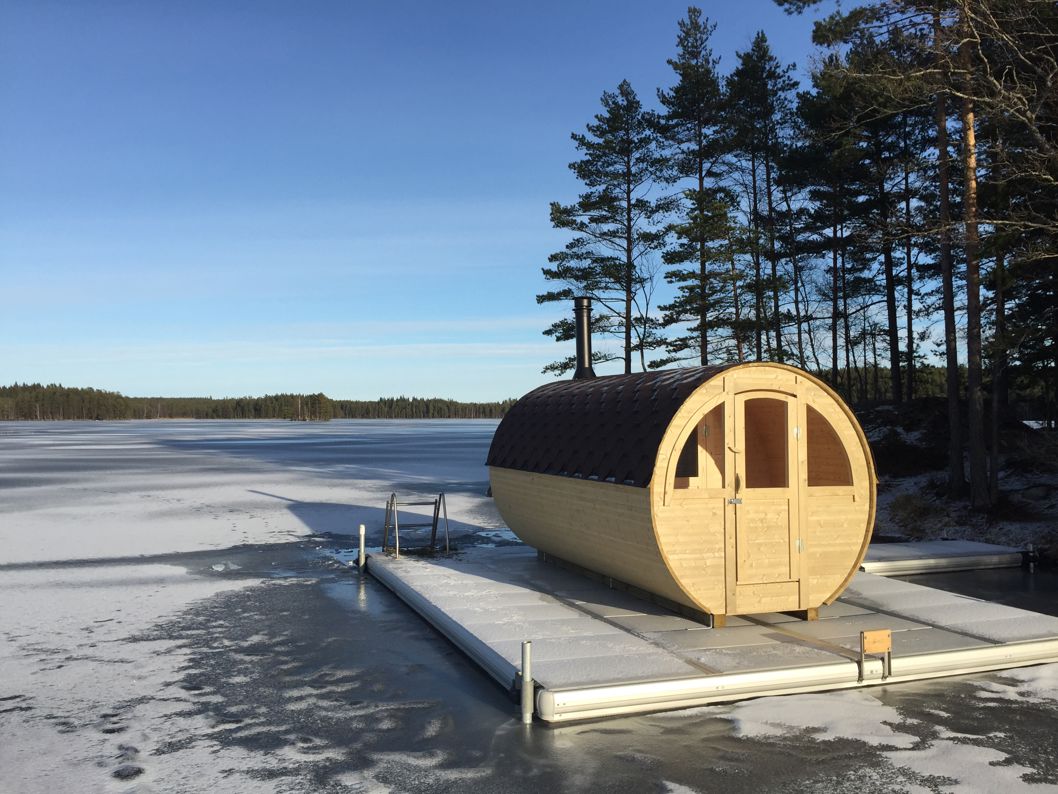 EasyFloat Saunafloss mit runder Sauna, Badeleiter und Motorhalterung auf einer schwimmenden Saunaplattform