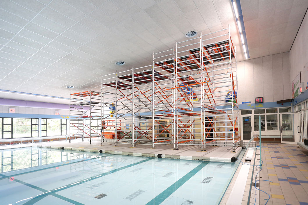 EasyFloat® arbetsflotte placerad vid en simbassäng under takrenovering