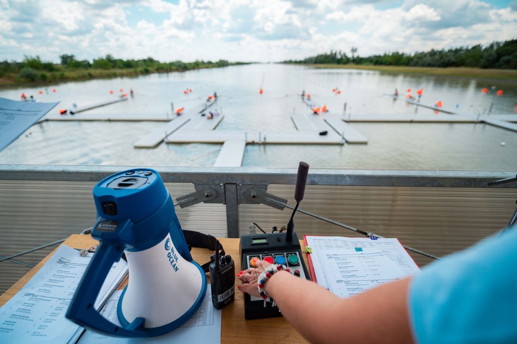 EasyStart startbrygga i Szeged med kontrolltorn och megafon, med den stora roddbryggan synlig i bakgrunden