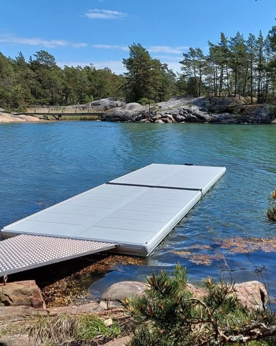 EasyFloat-kajaksteiger met loopbrug op helder turquoise water, klaar voor kajaks.