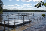 Badbrygga med räcke samt flotte