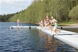 Badande ungdomar på Easyfloat flytbrygga i Botkyrka kommun