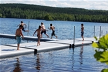Badbrygga i Hofors kommun med barn på en Easyfloat flytbrygga