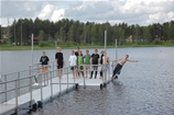 Badbrygga i Luleå Kommun med EasyFloat och barn på flytbryggan