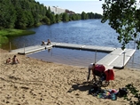 Badbryggor vid sandstrand i Haninge Kommun, familjevänlig badzon