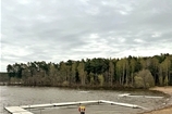 Flytbrygga vid Ekillabadet, badplats en mulen vårdag i Sverige