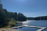 Flytbrygga vid offentlig badplats i Gnesta en solig sommardag