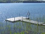 Vacker badbrygga vid sjön Hindsen – Perfekt sommardag i Småland