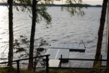 Badbrygga vid sjön Rusken i Småland – Badstege och landgång för enkel tillgång