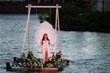 Sångerska på EasyFloat flotte, prydd med vita blommor i Holland