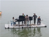 Flotte med musikframträdande i Korea – Flytande orkester på vattnet