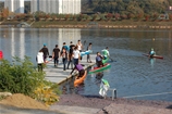 Kajakåkare vid en kanal i Sydkorea